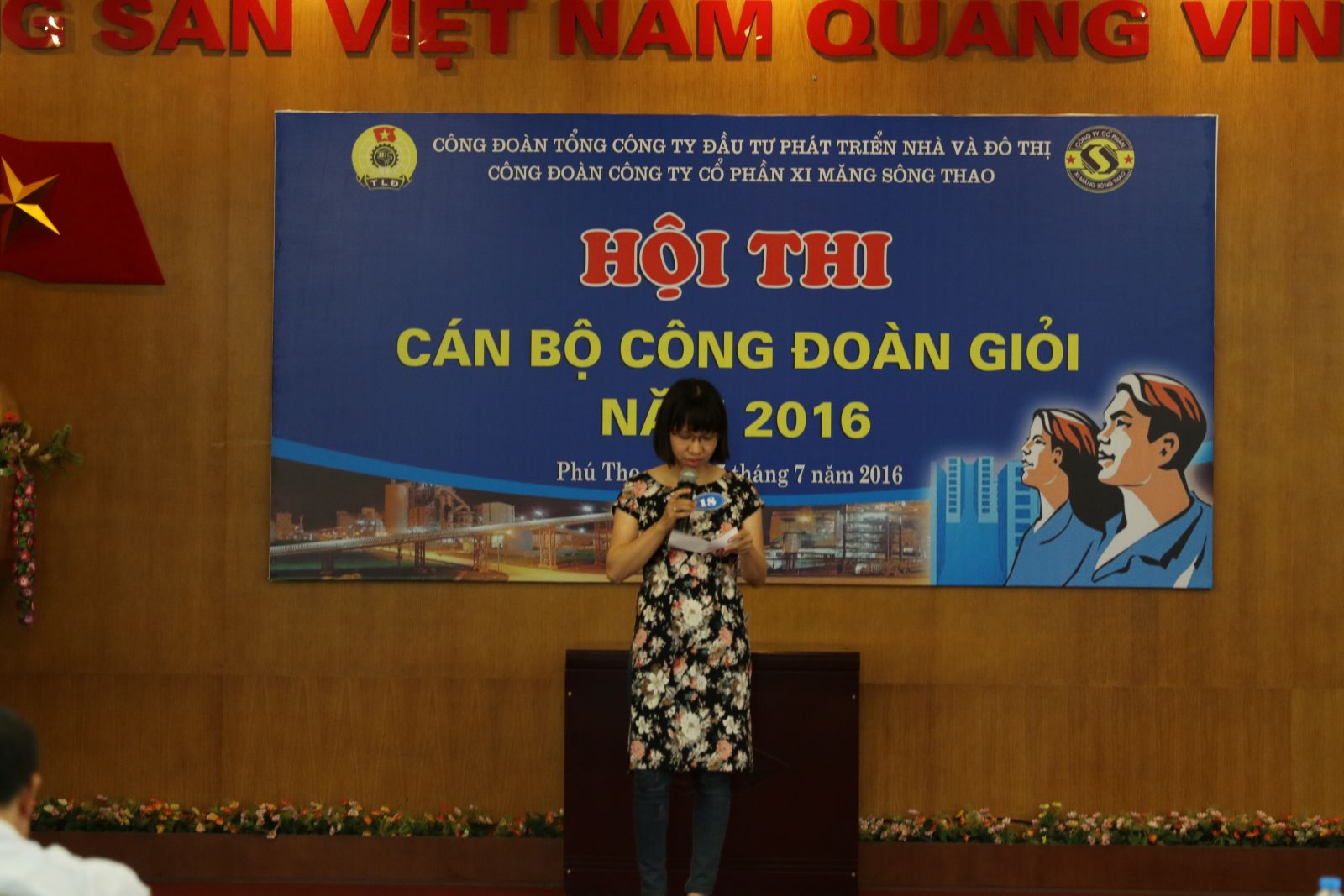 Thí sinh Nguyễn Thị Khánh Ly thực hiện phần thi Ứng xử